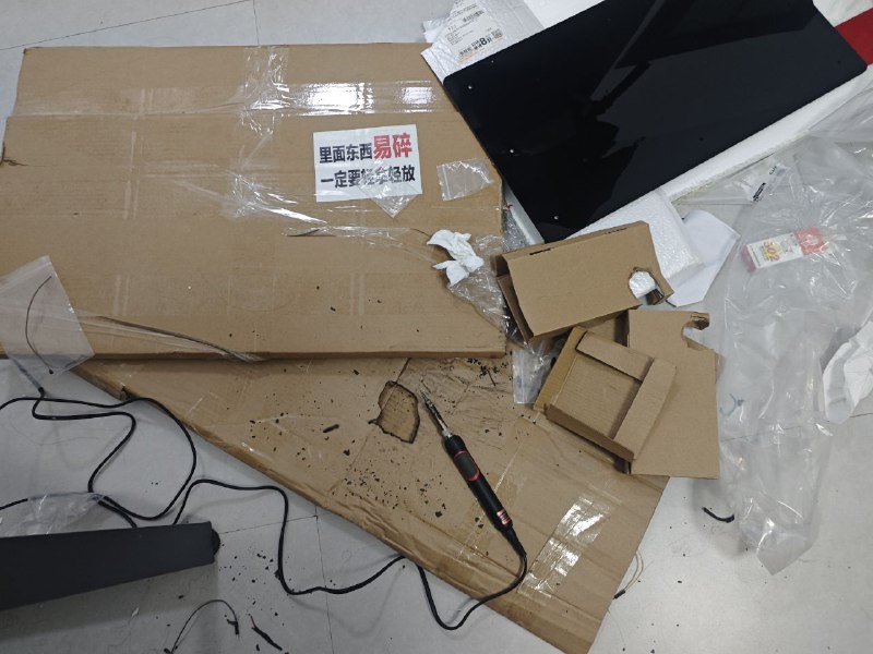 甚至没留意到纸板上被烧了一个洞，还好没烧起来，不然我人就没了