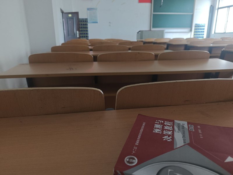 😭拼尽全力在八点多赶到教室发现是明天的早八，5°C啊啊啊啊